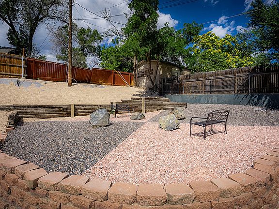 Jasmine Springs Apartments | Picnic Area
