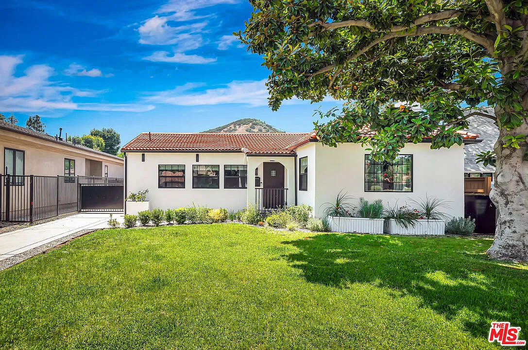 3 bed, 2.5 bath, 2035 sqft, $9,990 — Photo 3