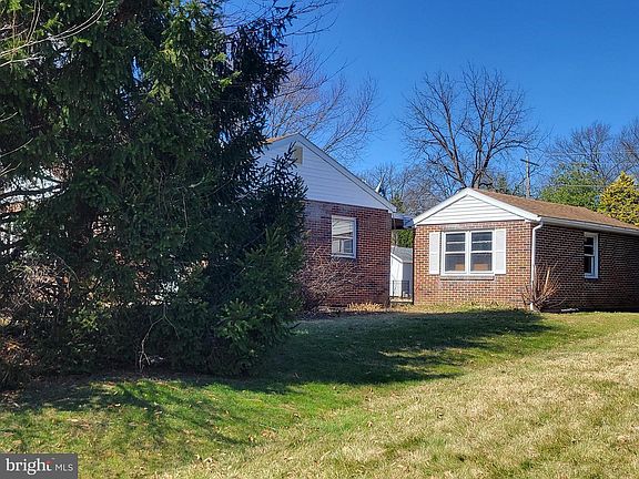 3rd image of 15 W Governor Rd