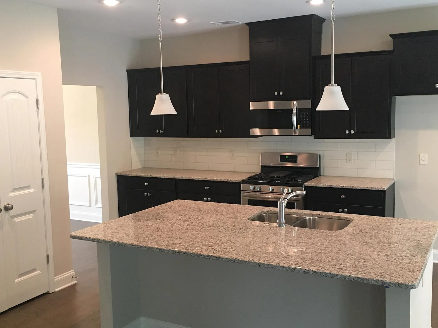 4 bed, 2.5 bath, 2332 sqft, $2,400 — Photo 2