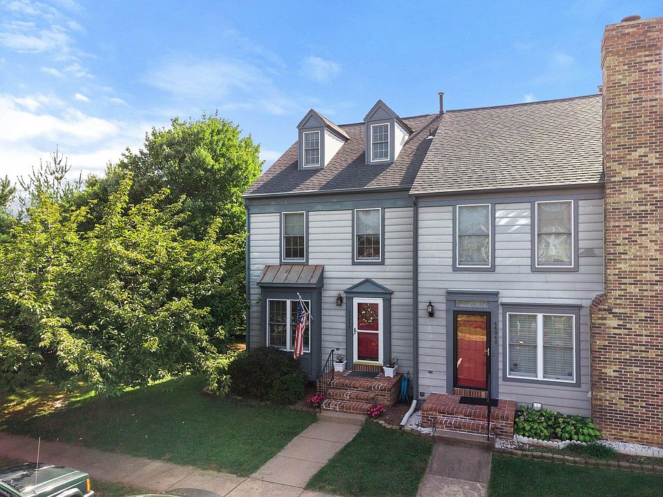 End unit townhome
