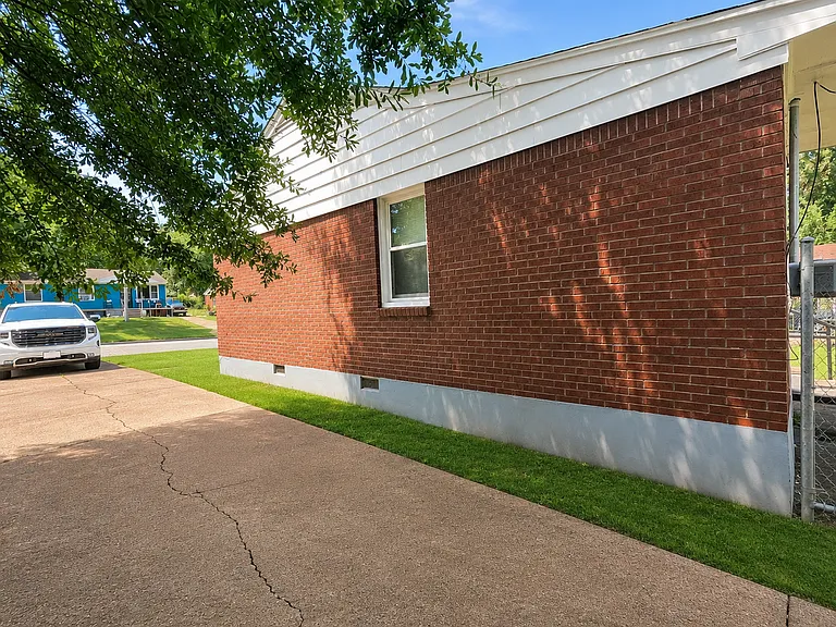 2136 Pamela Dr — Photo 2