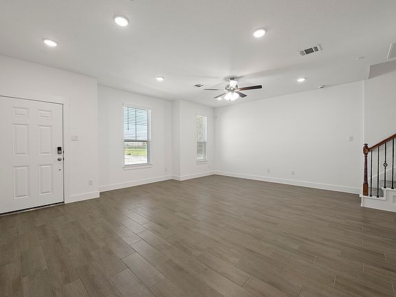 6_Dining Area 2750 Mariposa Creek Drive - Bldg 4