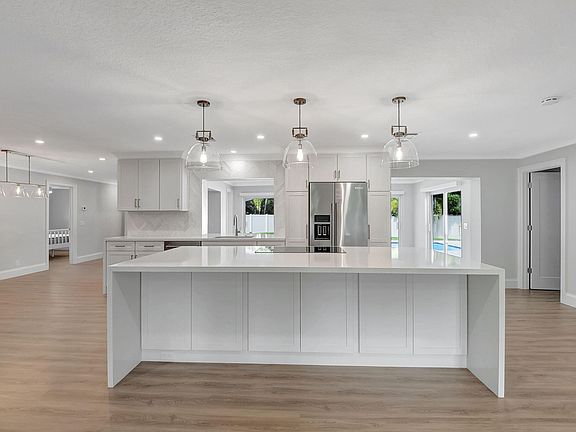 4th image of 135 SE 28th Court