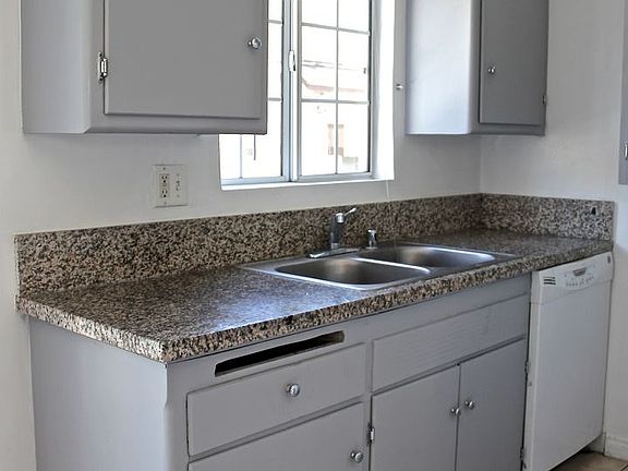 5th image of 3419 Club Dr APT 1