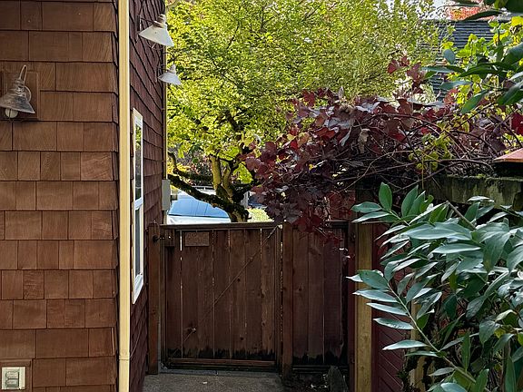 Your own walkway to the unit