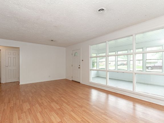 4th image of 360 Neola St