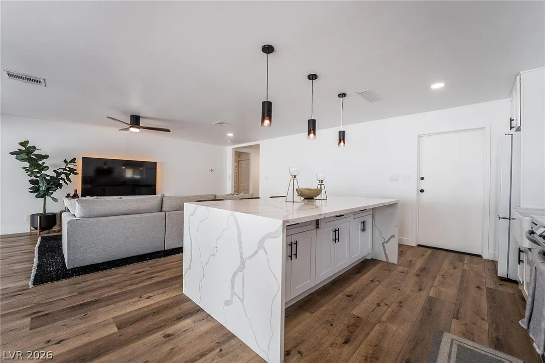 3 bed, 2.0 bath, 1404 sqft, $3,300 — Photo 1