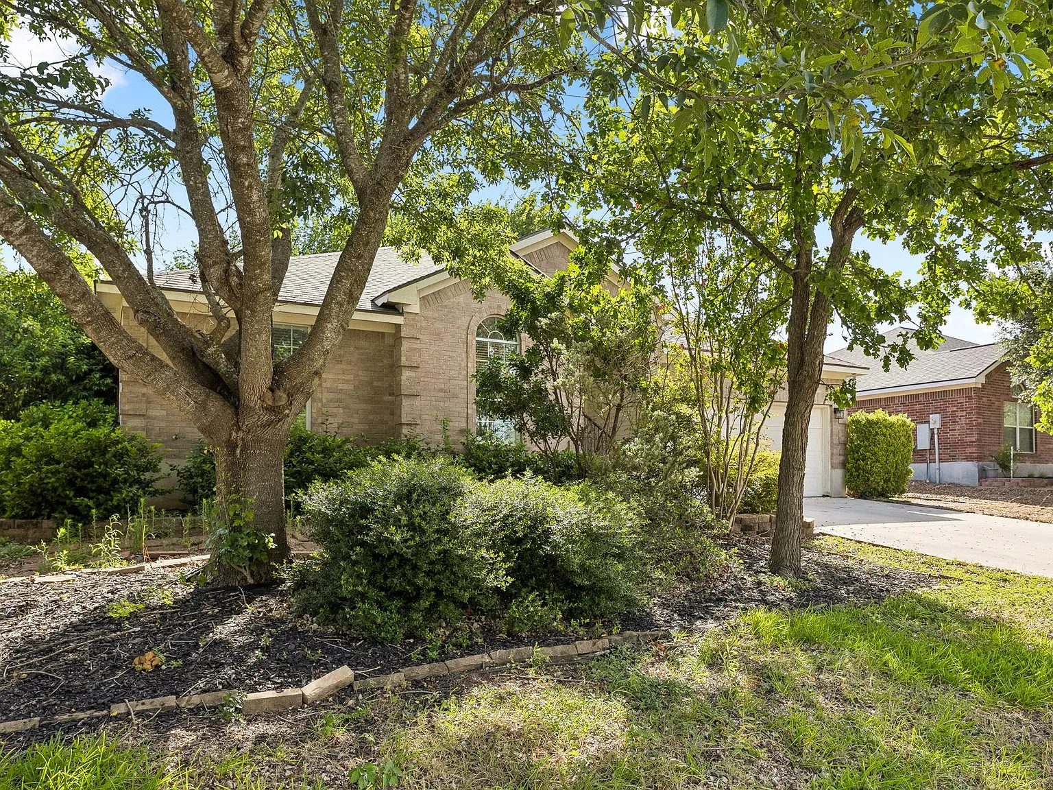 4 bed, 2.0 bath, 1994 sqft, $2,000 — Photo 4
