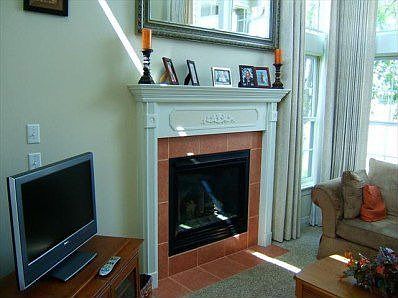 4th image of 560 Woodbury Ct