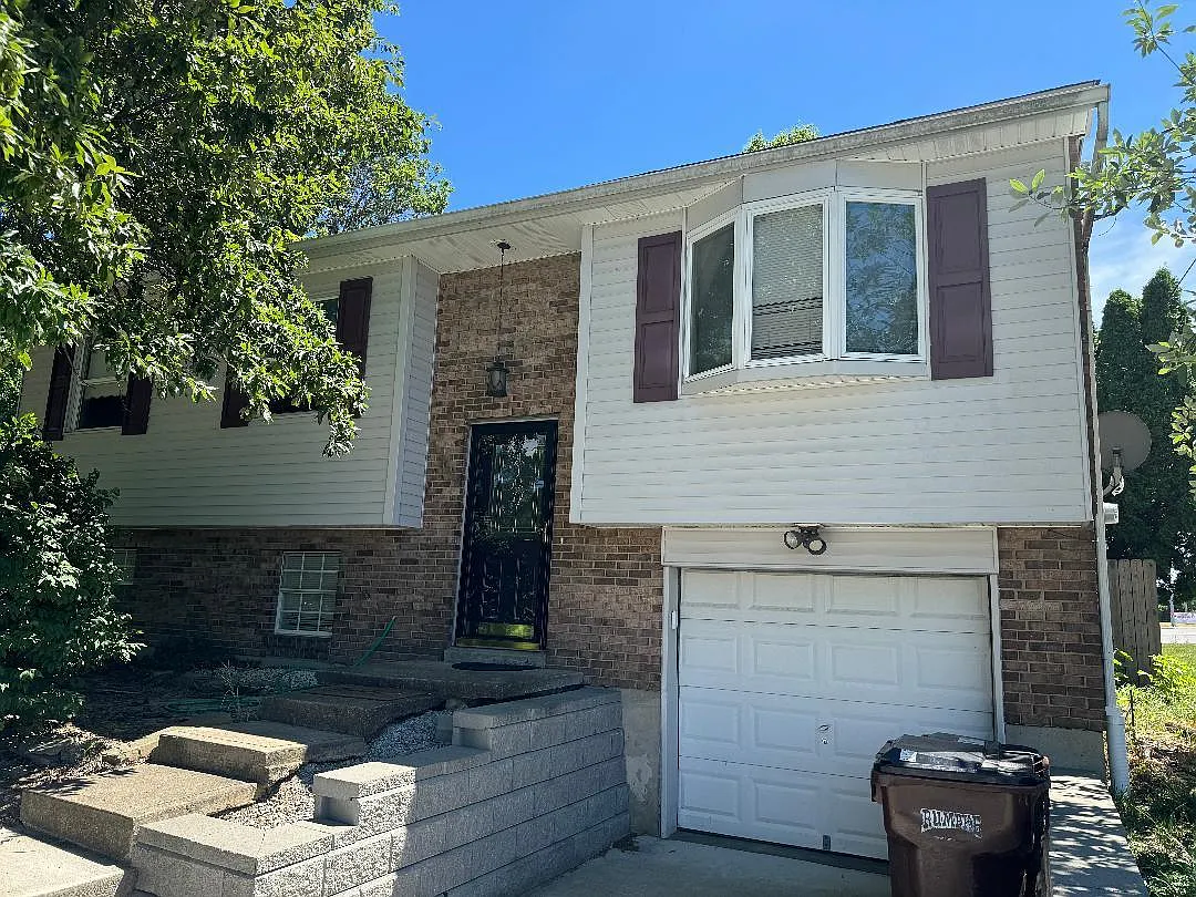 1084 Clubhouse Dr photo 1