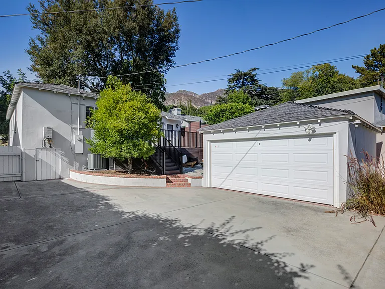 982 Athens St — Photo 39