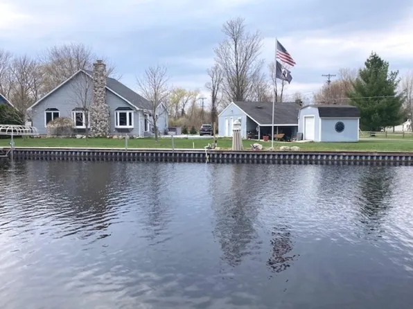 103 Shawnee Trl, Prudenville, MI 48651