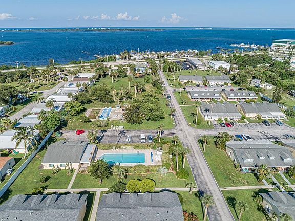 Aerial View of the community Summit Cove