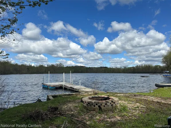 12063 Kirby Ln, South Lyon, MI 48178