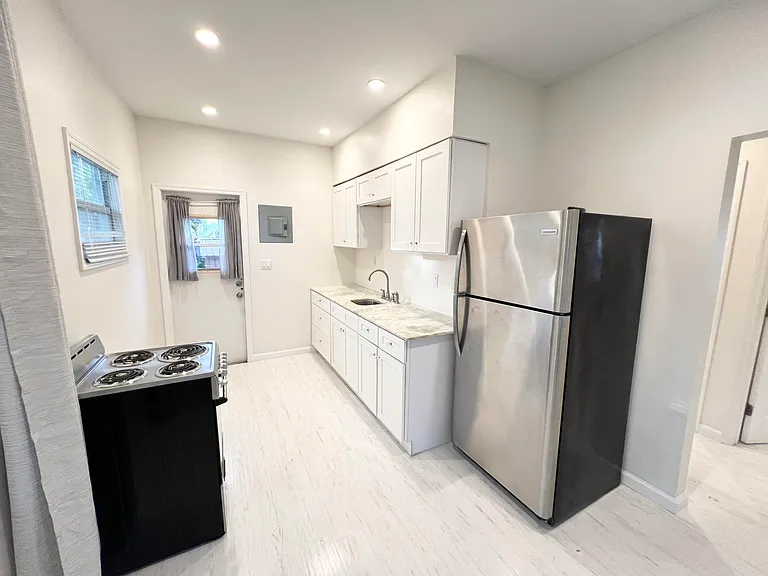 431 Ardmore Rd — Photo 3