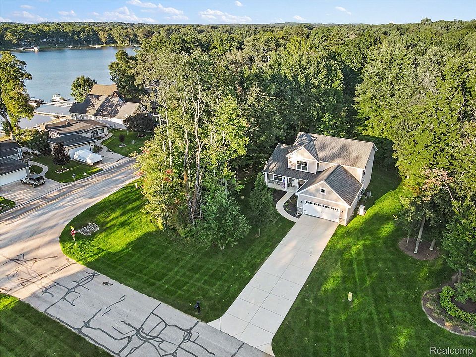 1084 Woods Edge Dr, photo 28