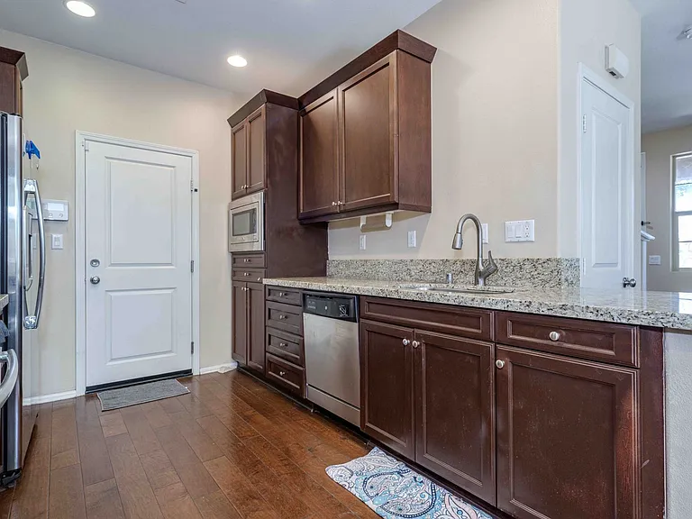 10208 Jasmine Ct — Photo 9