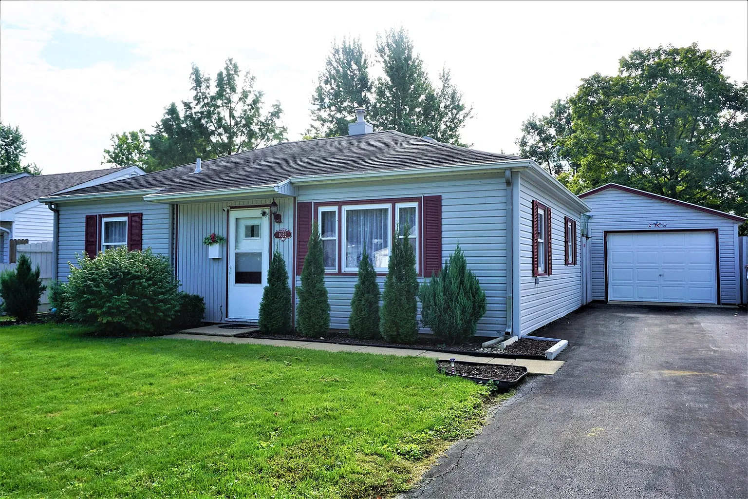 1052 Bel Aire Dr photo 1