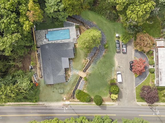 4th image of 240 White Rd