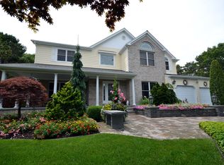 10 Melissa Path, Center Moriches, NY 11934