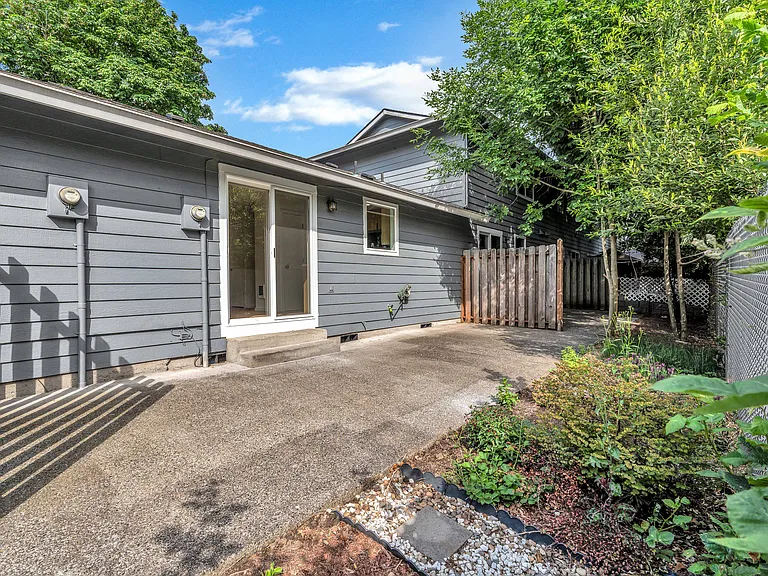 5210-5232 SE Rinearson Rd — Photo 16