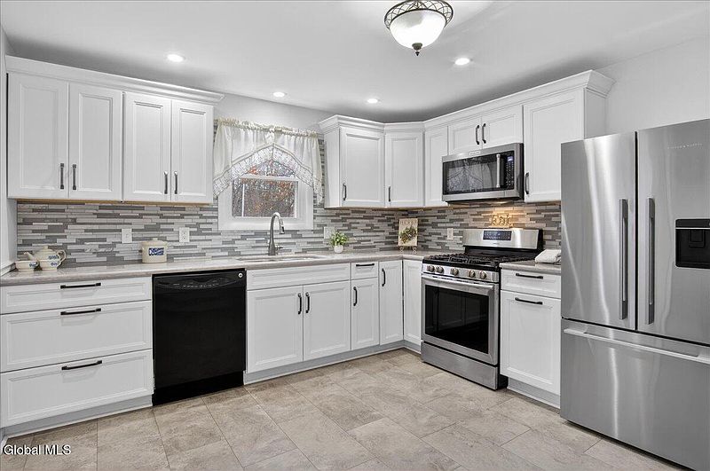 3rd image of 7 Bluebird Court