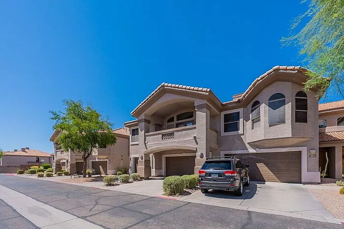 3 bed, 2.5 bath, 1816 sqft, $2,799 — Photo 3