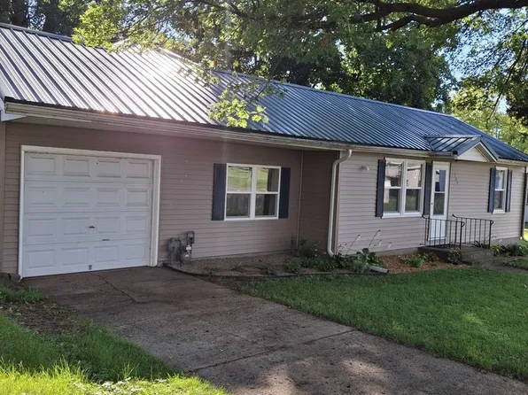 304 Depot St, Walnut, IL 61376