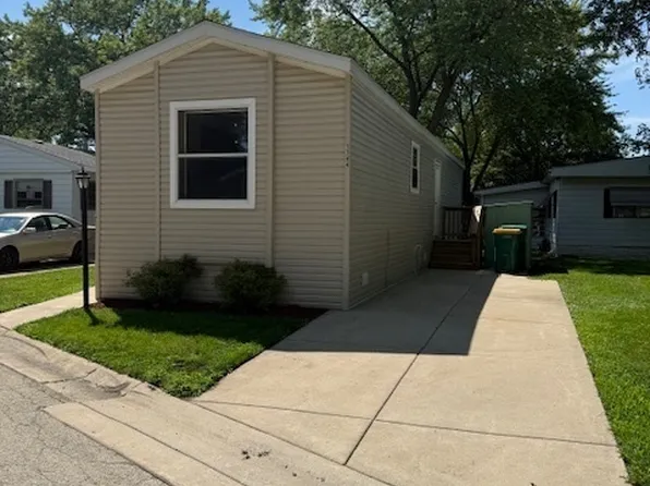 1144 Lakewood Rd, Elgin, IL 60123