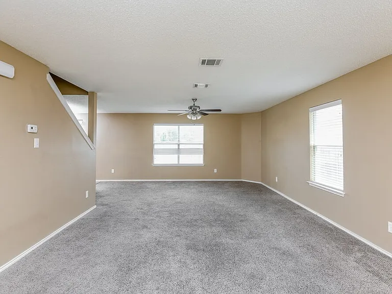 949 Canary Dr — Photo 3
