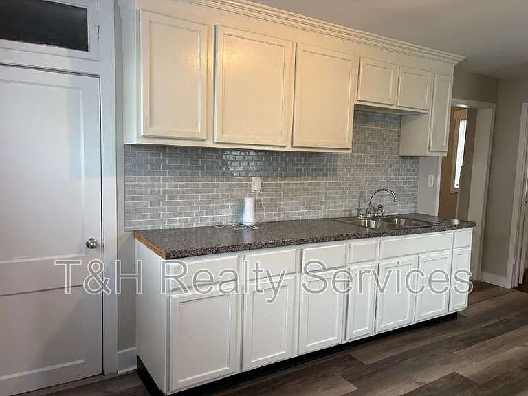 1258 E Naomi St — Photo 15
