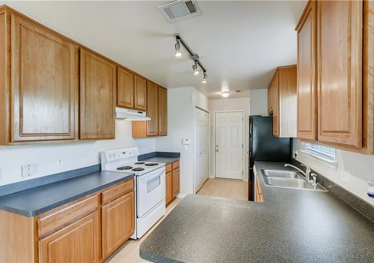 Great One Story, 3 Bedroom Rental in South Creek — Photo 2