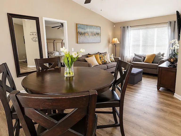 405 Bloomfield Dr — Photo 2