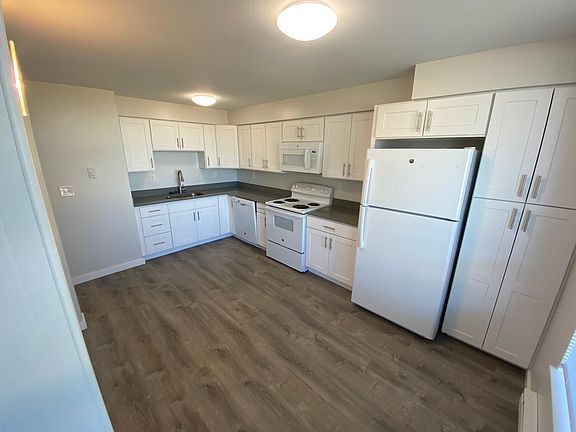New cabinets, quartz counter tops, and newer appliances, including dishwasher! Energy efficient LED lighting throughout unit = LOW ELECTRICITY BILL!