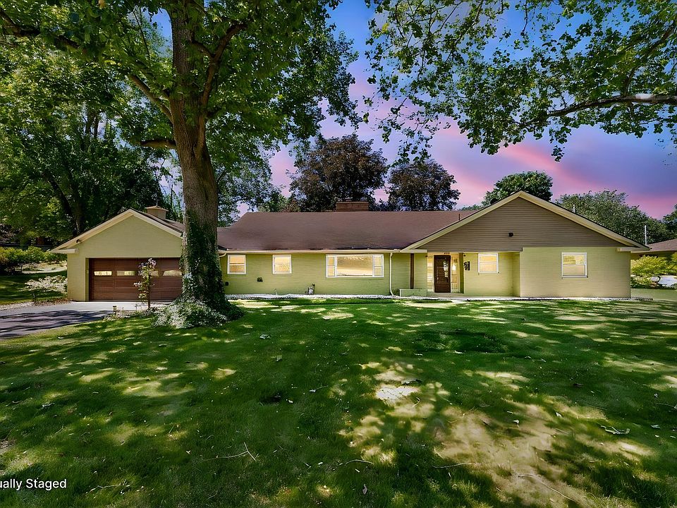 1st image of 305 Sunset Dr
