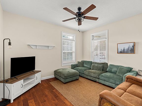 3rd image of 327 Waterford Pl