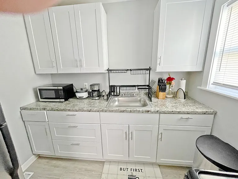 806 W Queen St — Photo 2