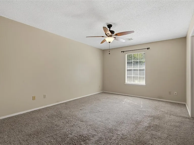 1919 N Radcliffe Ave — Photo 17