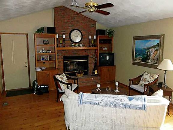 4th image of 136 W Stafford Ave