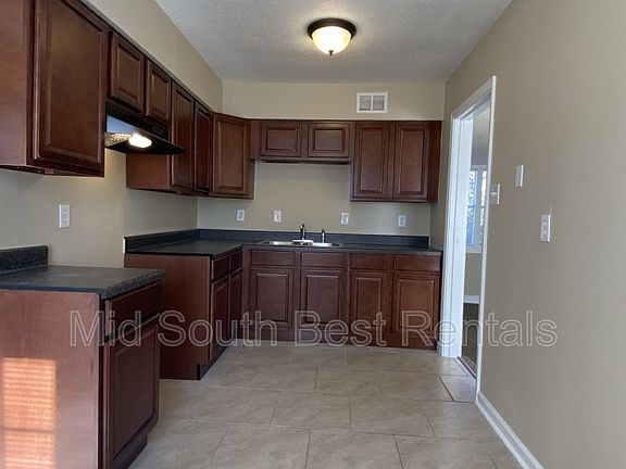 3rd image of 136 Maxwell Dr