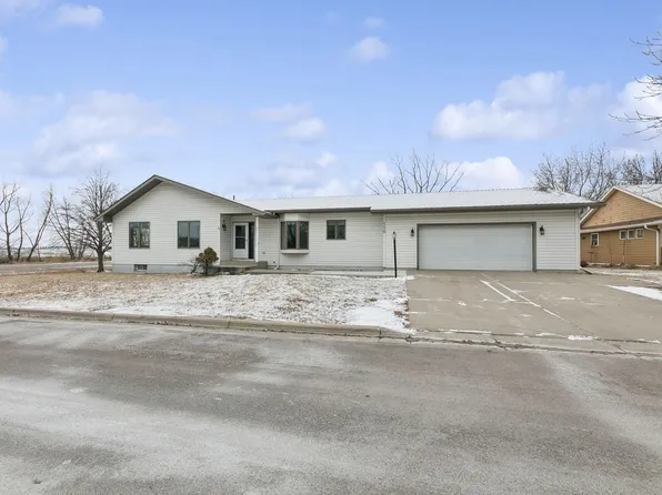 110 Westgate Dr, Winsted, MN 55395