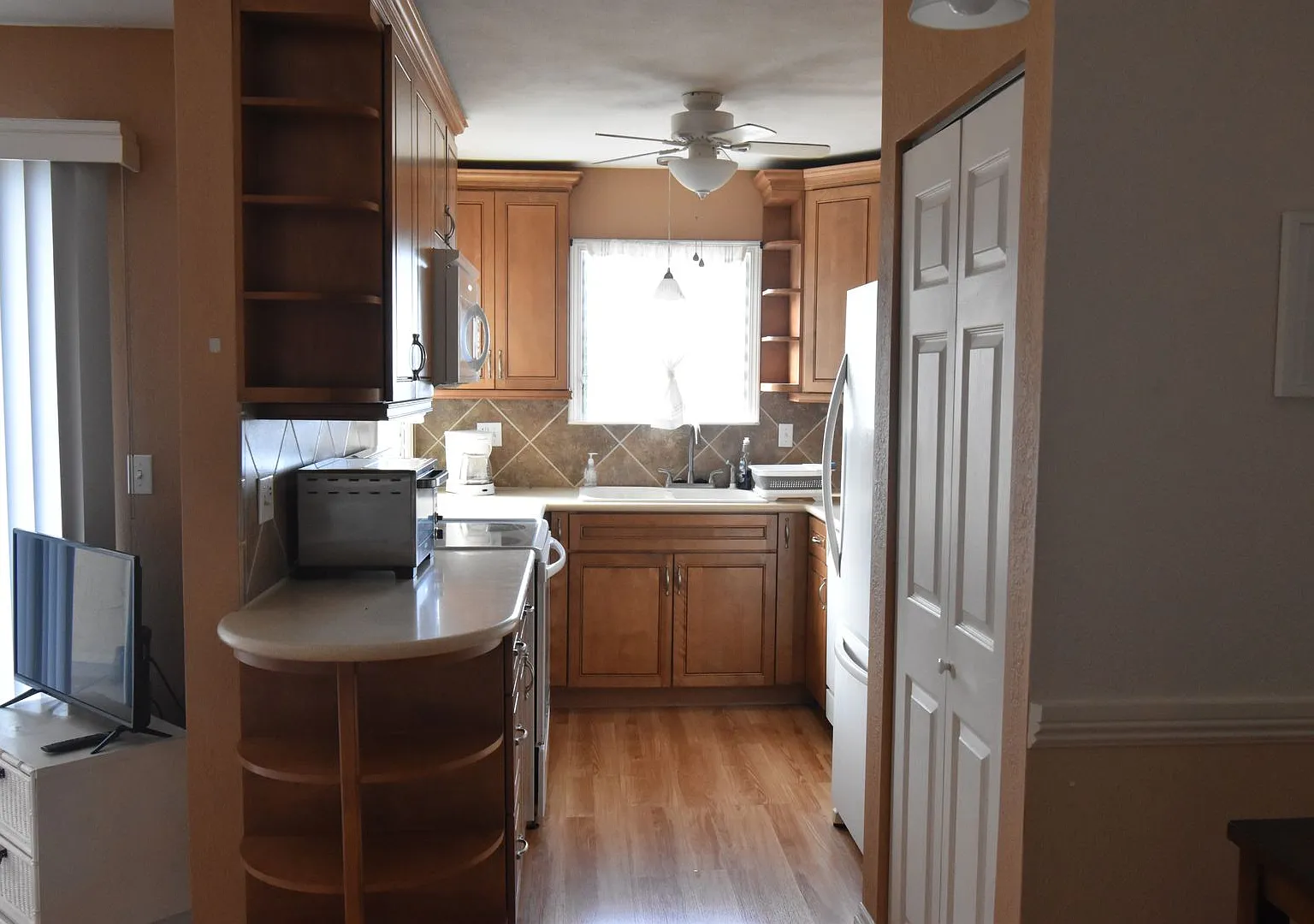 Furnished 1-Bedroom, 1-Bath Condo with Ocean View Prime Kona Location — Photo 2