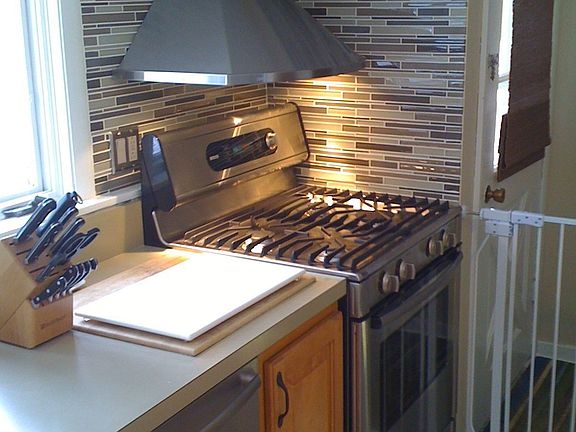 Range and tile backsplash