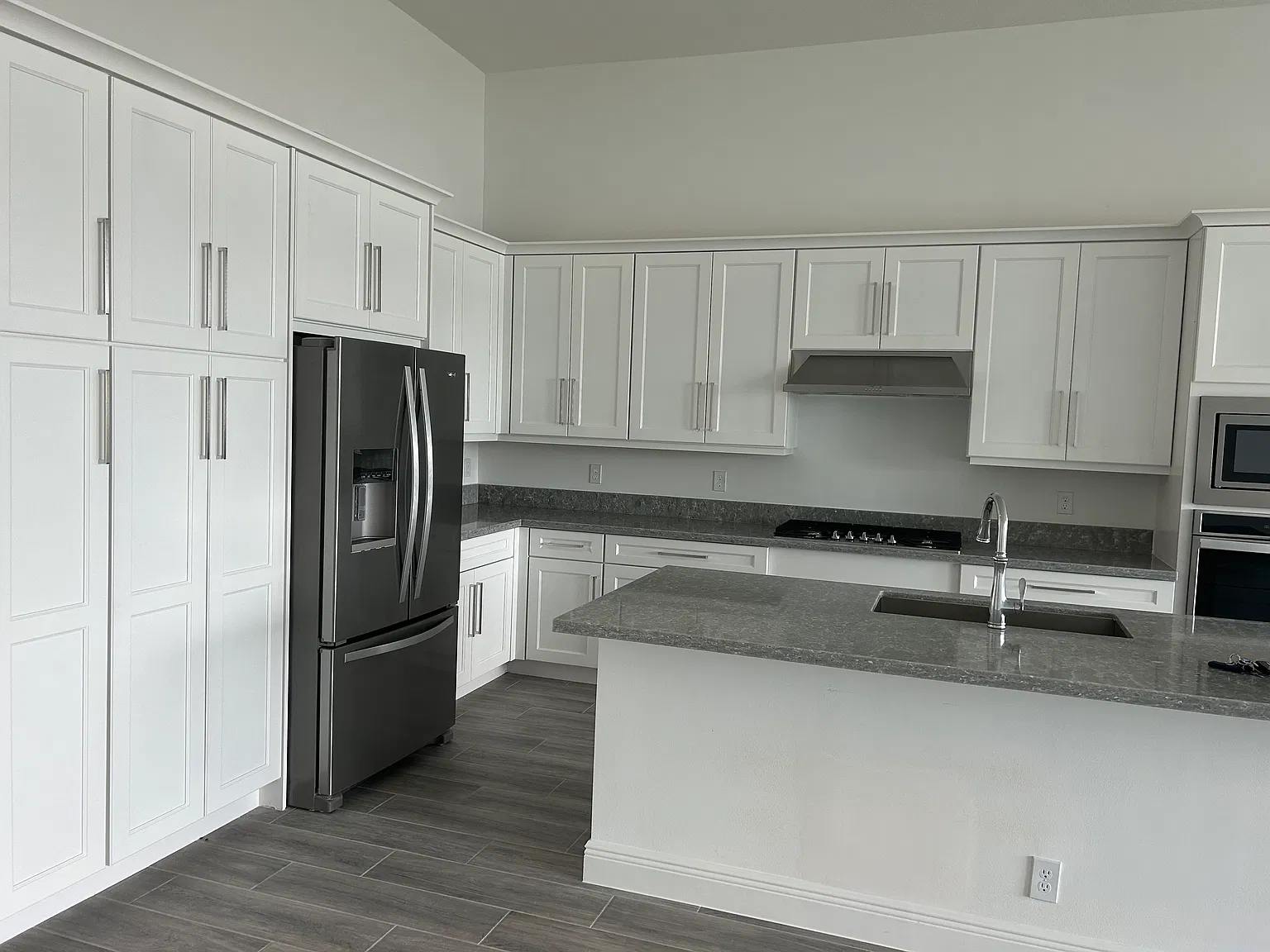 3 bed, 2300 sqft, $4,950 — Photo 3