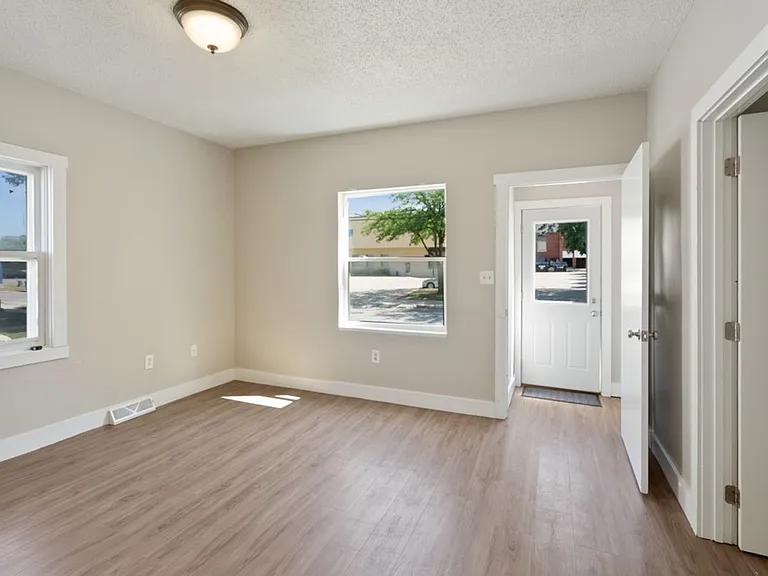 1015 W 22nd St - Cedar Falls — Photo 9