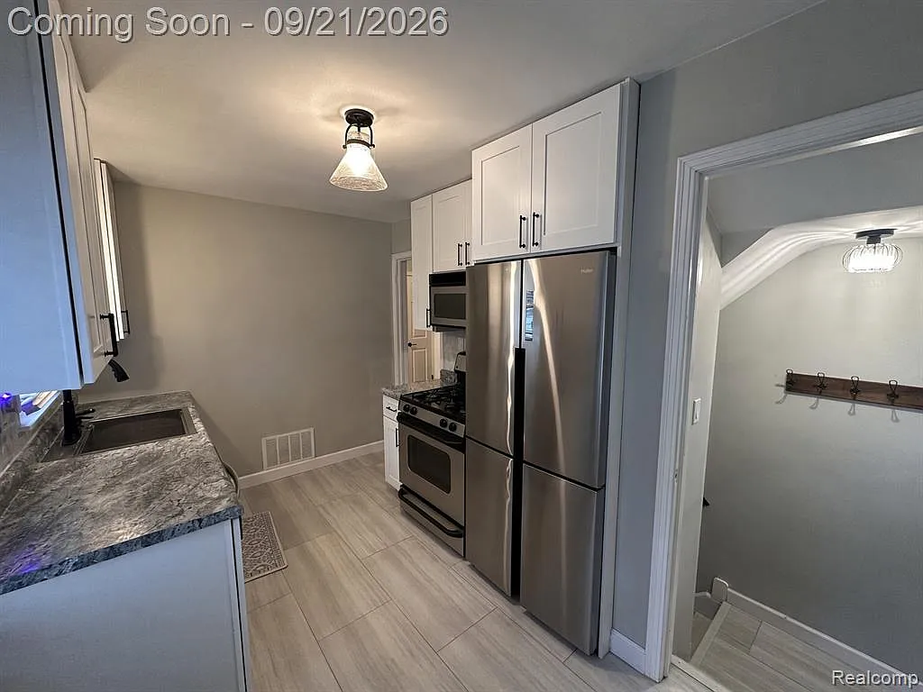 3 bed, 1.5 bath, 870 sqft, $2,300 — Photo 4