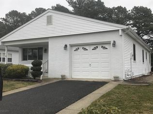 8 Cardiff Ct, Toms River, NJ 08757