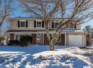 141 Gainsborough Rd, Holbrook, NY 11741