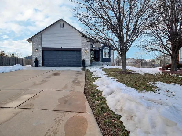 2200 E Walnut Creek Ct, Derby, KS 67037